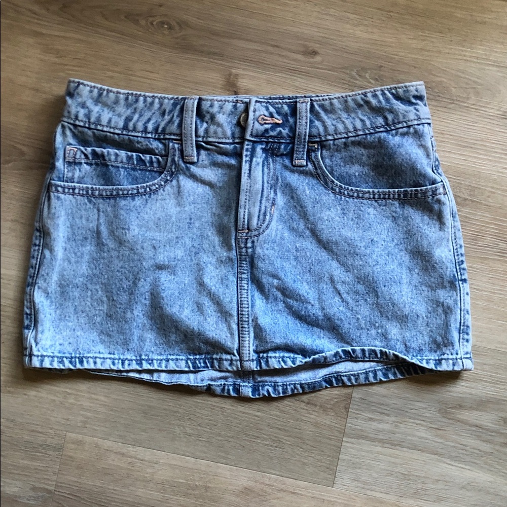 Hollister Light Wash Denim Mini Skirt with Bow Pockets (S 2 W 26)